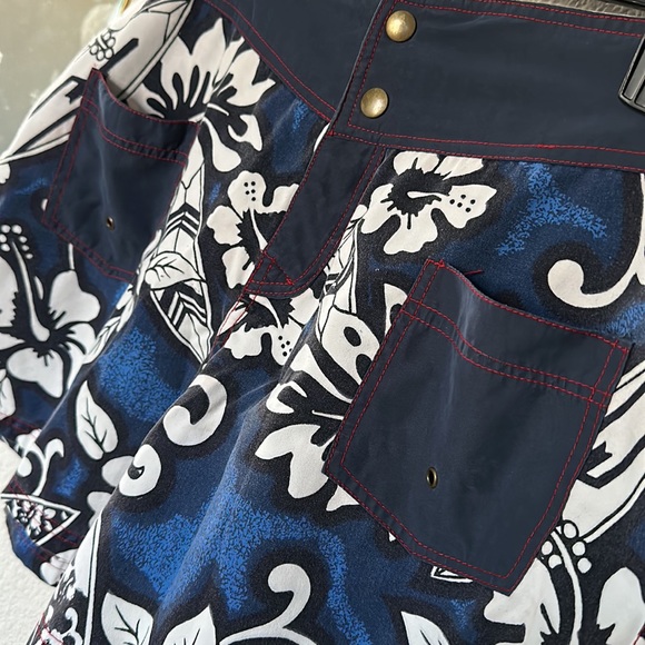 Womens Board Shorts. Size 2XL. FITS LIKE A LARGE OR FITTED XL (small waisted)!! - Picture 4 of 5